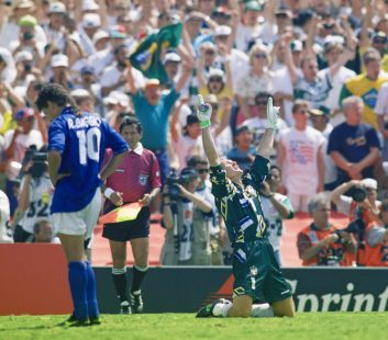 Roberto Baggio with hands on his hips after missing his penalty against Brazil at USA '94