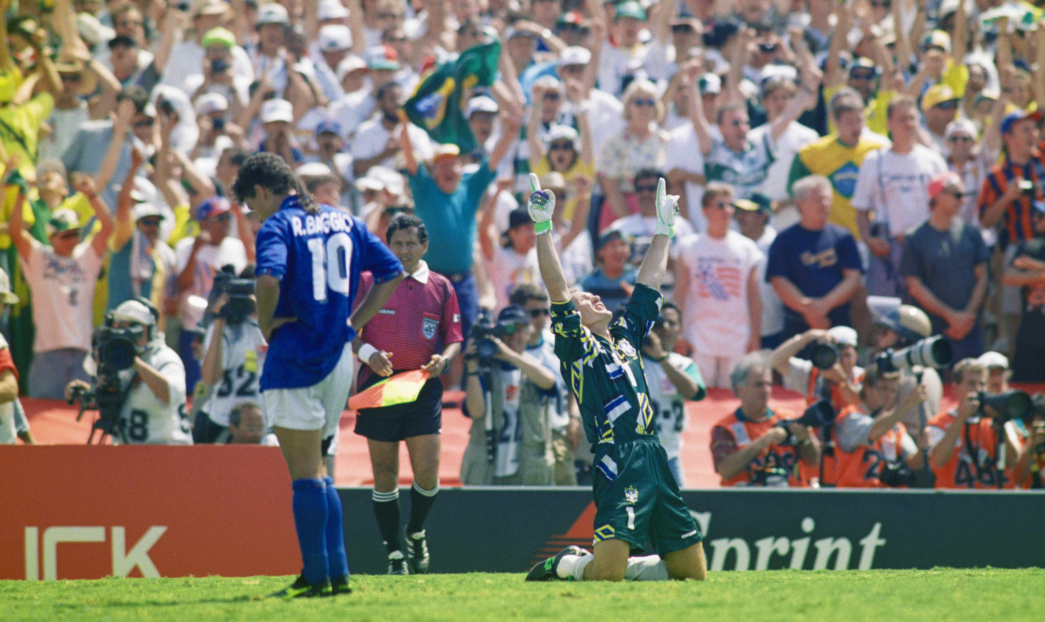 Roberto Baggio with hands on his hips after missing his penalty against Brazil at USA '94