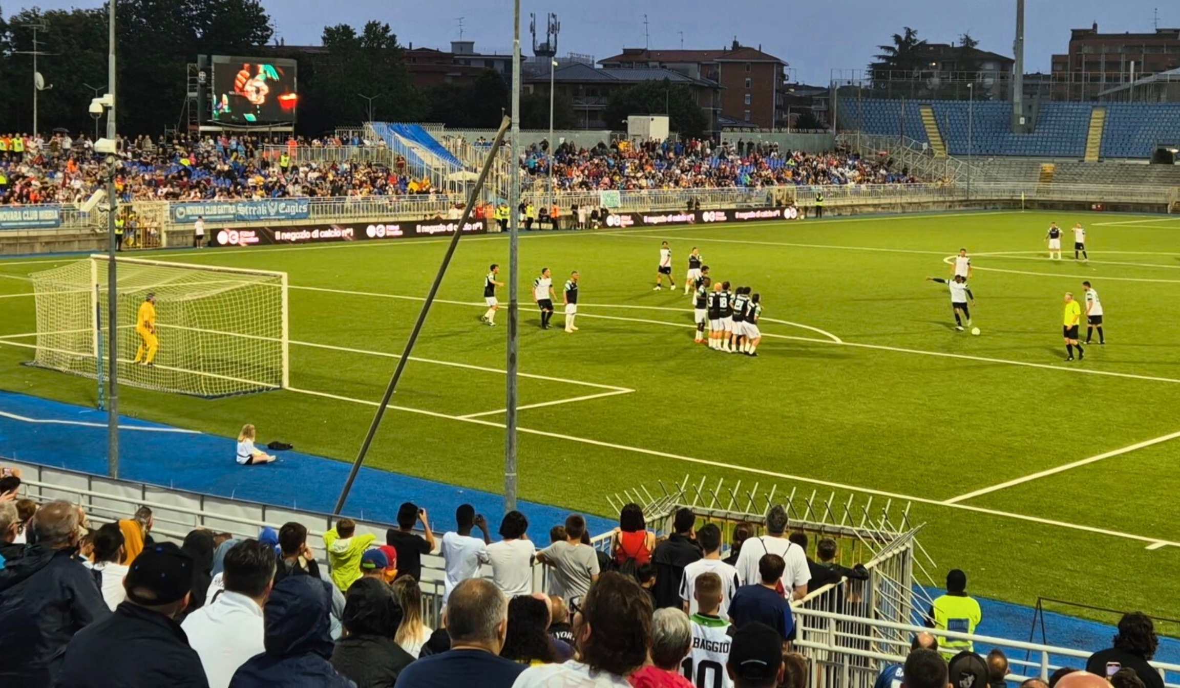 Nelson Dida takes a free kick during the 2024 Serie A L'Operazione Nostalgia (Raduno) match in Novara, Stadio Silvio Piola.