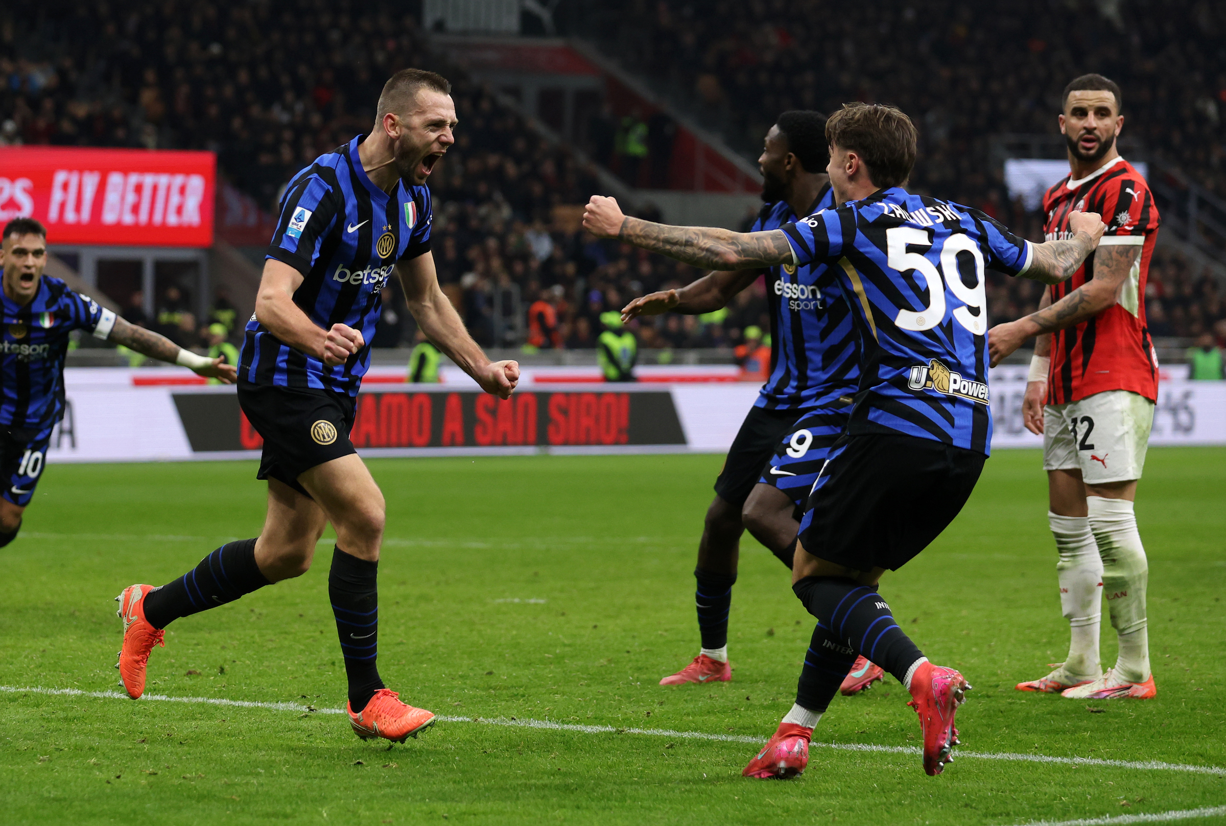 Inter Milan celebrate their last-gasp equaliser against AC Milan