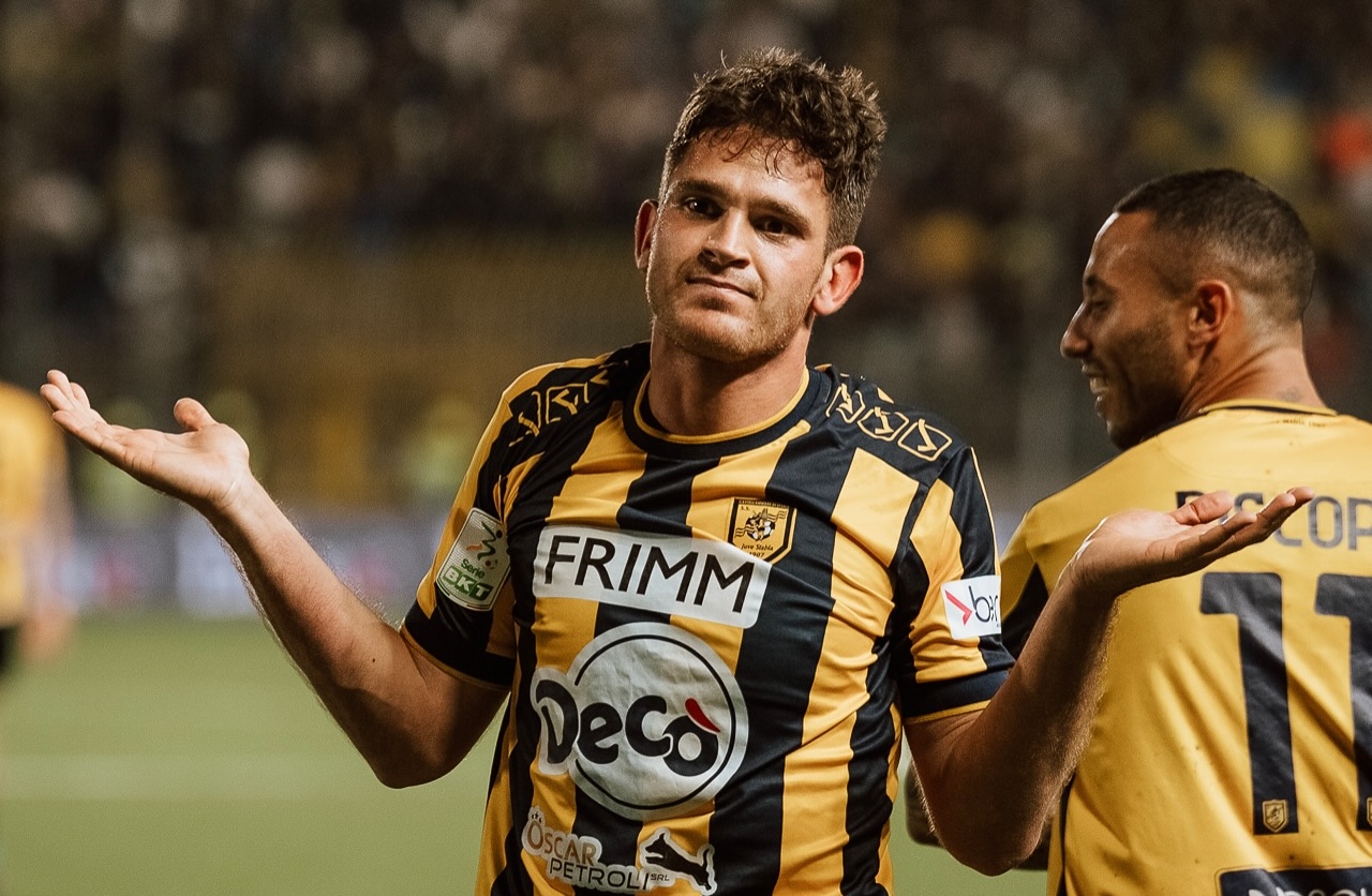 Andrea Adorante celebrates his winner against Palermo which took Juve Stabia into the play-off semi-finals (Credit: SS Juve Stabia)