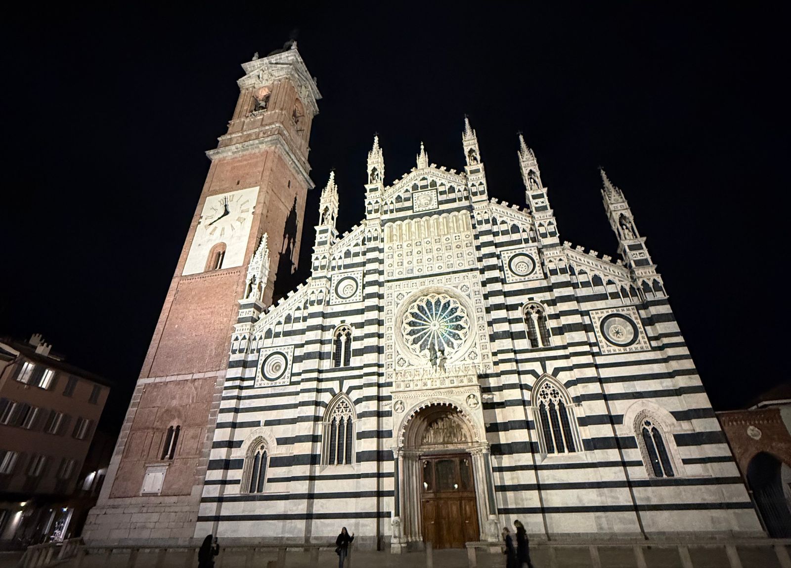 Dinner With Locals and Drinks by the Duomo: Matchday in Monza